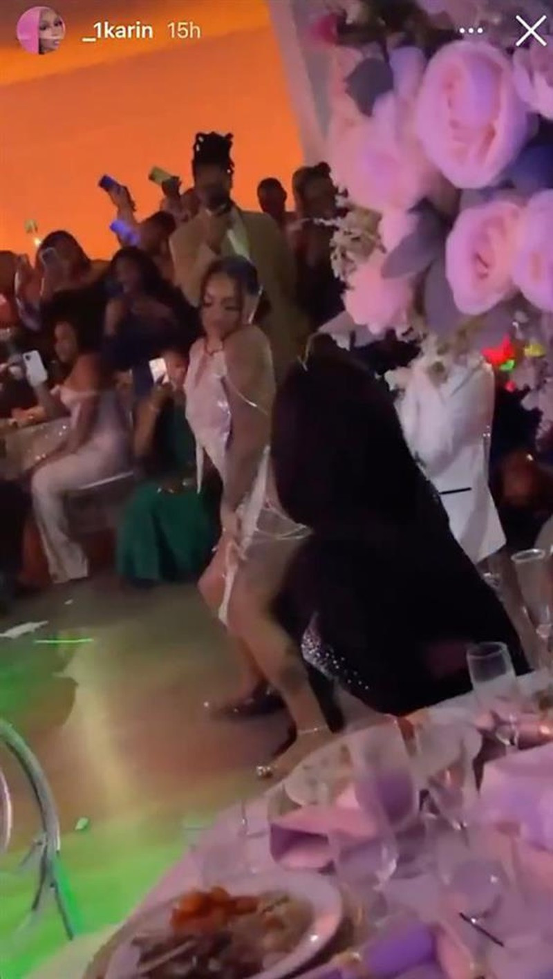 Ngược lại, có người lại có tư tưởng thoáng hơn, để lại bình luận khẳng định cô dâu có thể mặc váy cưới thế nào là tùy ý, miễn là không quá phản cảm.