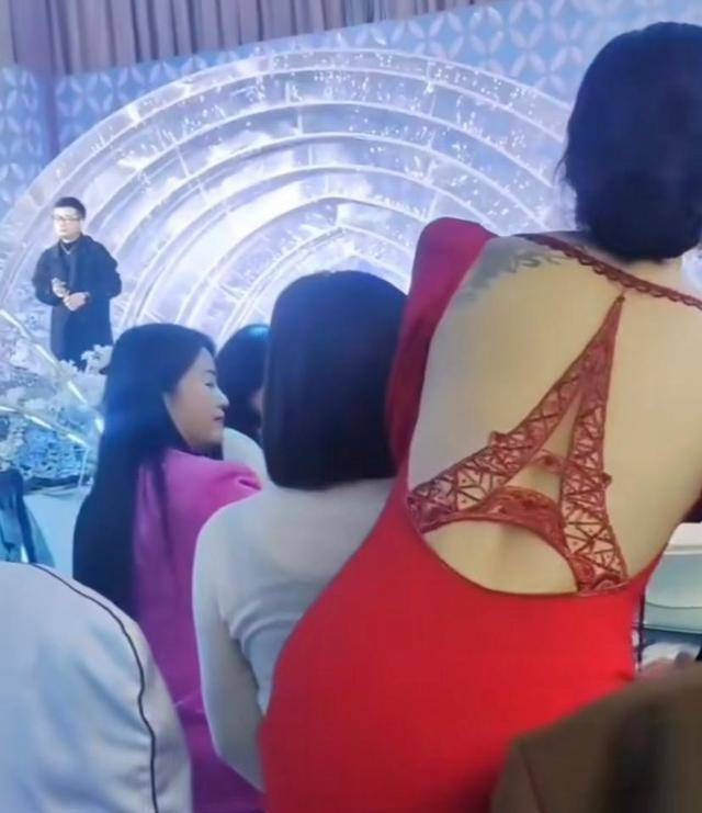 Cụ thể, trang Sohu đưa tin, đám cưới của cặp đôi được tổ chức ở một khách sạn sang trọng. Sau khi tiến hành xong các nghi thức của hôn lễ, cô dâu cùng chú rể đã đi qua các bàn tiệc để cảm ơn họ hàng, bạn bè đã đến chung vui, chúc phúc cho mình.