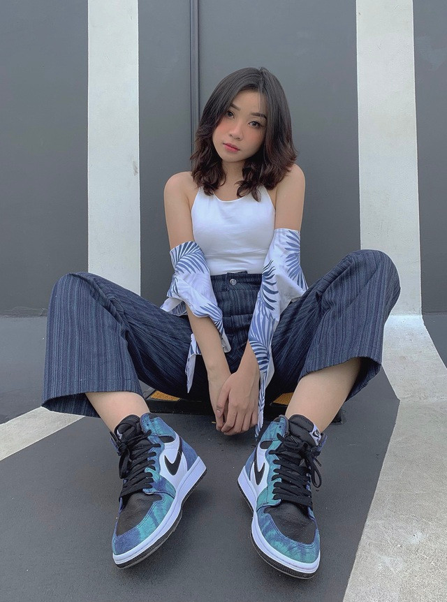 Từ trend "khoe giày", hot girl Việt có tên Tường Vi lại được dân mạng chú ý đến bởi nhan sắc xinh xắn cùng phong cách thời trang ấn tượng.