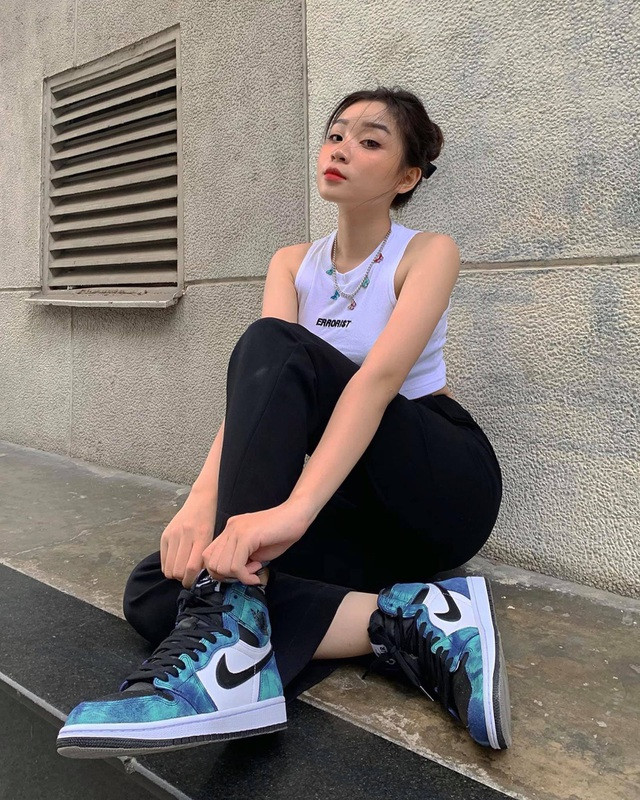 Sau khi những bức ảnh của Tường Vi được nhiều người truyền tay, cô nàng nhận về không ít lời nhận xét ăn mặc quá tuổi.