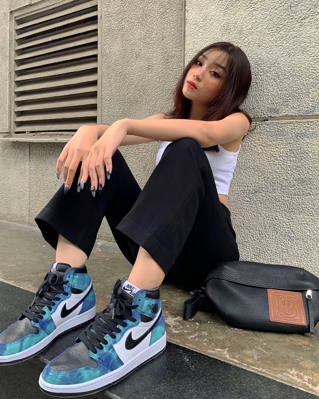 Sau khi được nhiều người chú ý, Tường Vi chia sẻ: "Mình rất thích chụp ảnh nên cũng thường xuyên đăng tải lên trang cá nhân. Mình cũng rất bất ngờ khi mọi người lại dành nhiều sự quan tâm đến mình như thế. Nói chung cuộc sống của mình không có quá nhiều sự thay đổi, mình chỉ cảm thấy có thêm những người bạn mới".