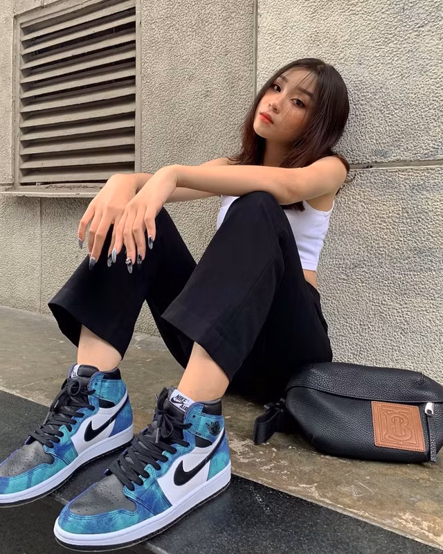 Sau khi được nhiều người chú ý, Tường Vi chia sẻ: "Mình rất thích chụp ảnh nên cũng thường xuyên đăng tải lên trang cá nhân. Mình cũng rất bất ngờ khi mọi người lại dành nhiều sự quan tâm đến mình như thế. Nói chung cuộc sống của mình không có quá nhiều sự thay đổi, mình chỉ cảm thấy có thêm những người bạn mới".