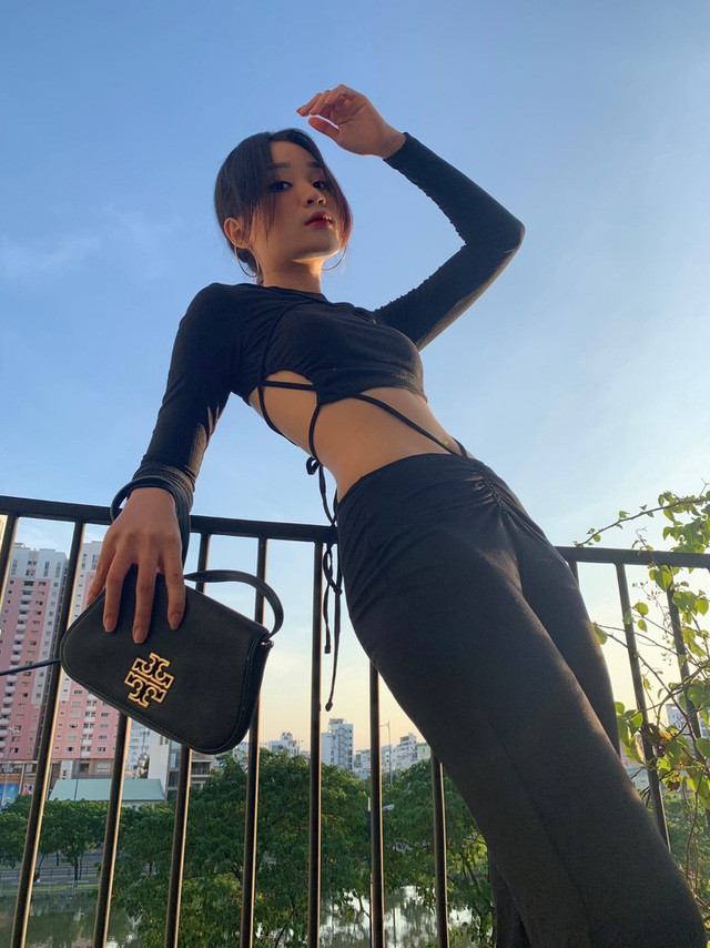 "Để có thể thực hiện được ước mơ, dự định thì bản thân mình phải cố gắng nhiều hơn nữa. Mình ưu tiên hơn hết cho việc học, ngoài ra, nếu có thời gian rảnh thì mình cũng đi chụp ảnh quảng cáo, đi quay... Công việc này giúp mình có thêm một khoản thu nhập kha khá để không phải phụ thuộc tài chính vào gia đình" Tường Vi chia sẻ thêm.