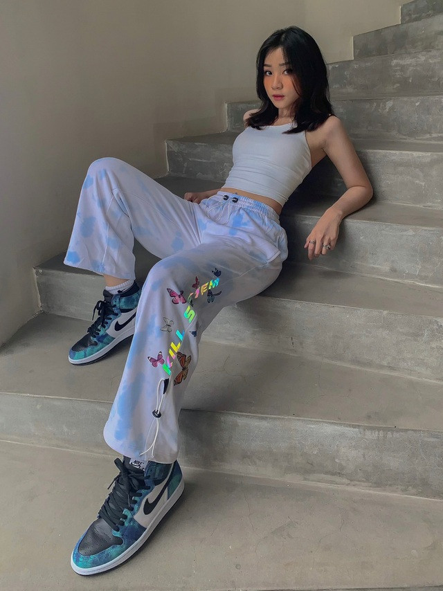 Tuy nhiên, Tường Vi không để tâm quá nhiều đến những lời nhận xét rằng mình ăn mặc "quá tuổi" và cảm thấy hài lòng với những gì đang có ở hiện tại.