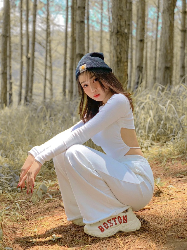 Trên mạng xã hội, Vi được nhận xét là cô gái hòa đồng, thân thiện.