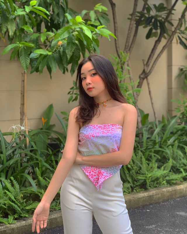 Hiện tại, Tường Vi đang là học sinh cuối cấp, trường THPT Phạm Ngũ Lão nên với Vi nhiệm vụ chính lúc này là học tập. Và trong dự định, hot girl 2K này sẽ thi vào trường ĐH Hoa Sen.