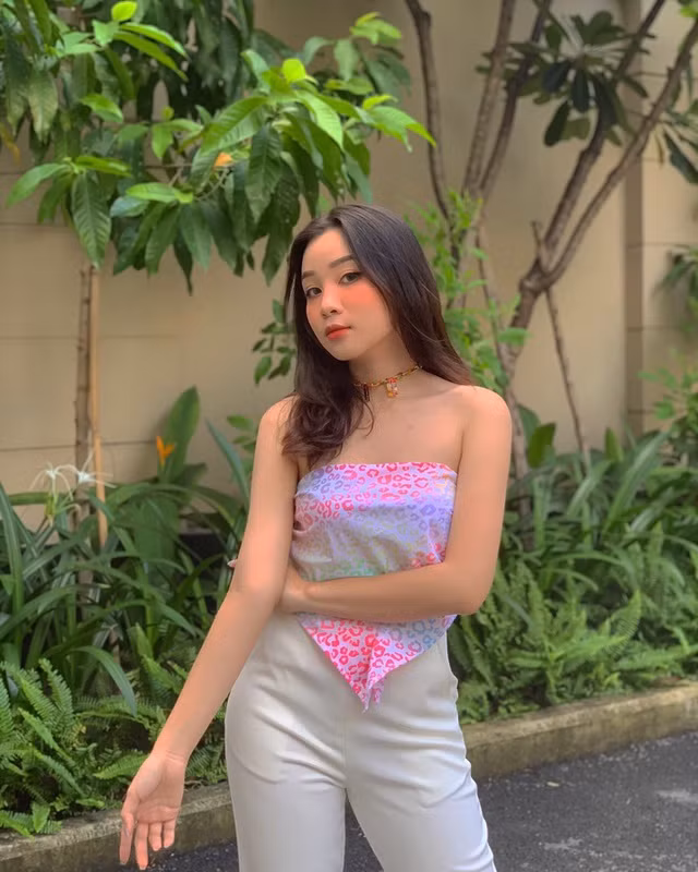 Hiện tại, Tường Vi đang là học sinh cuối cấp, trường THPT Phạm Ngũ Lão nên với Vi nhiệm vụ chính lúc này là học tập. Và trong dự định, hot girl 2K này sẽ thi vào trường ĐH Hoa Sen.