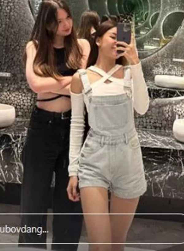 Mới nhất, em gái thủ môn Đặng Văn Lâm có bài đăng chú ý trên mạng xã hội. Cụ thể, 10X đăng ảnh bên chị dâu tương lai tên Yến Xuân.