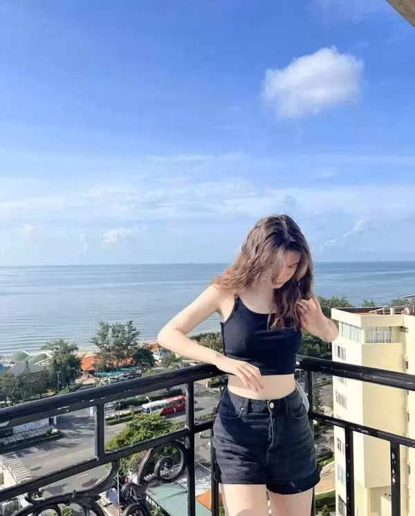 Khoảnh khắc ghi lại, nếu hot girl phòng gym diện set đồ jeans, khoe trọn vóc dáng thì Thanh Giang diện chiếc áo ngắn dạng crop top show trọn vóc dáng eo thon.