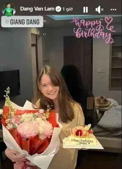 Nhưng khoảng thời gian gần đây khi thủ thành lai Nga - Việt về Việt Nam chơi bóng cho CLB Bình Định, gia đình Văn Lâm cũng từ xứ sở bạch dương bay sang Việt Nam để cả gia đình có dịp đoàn tụ.