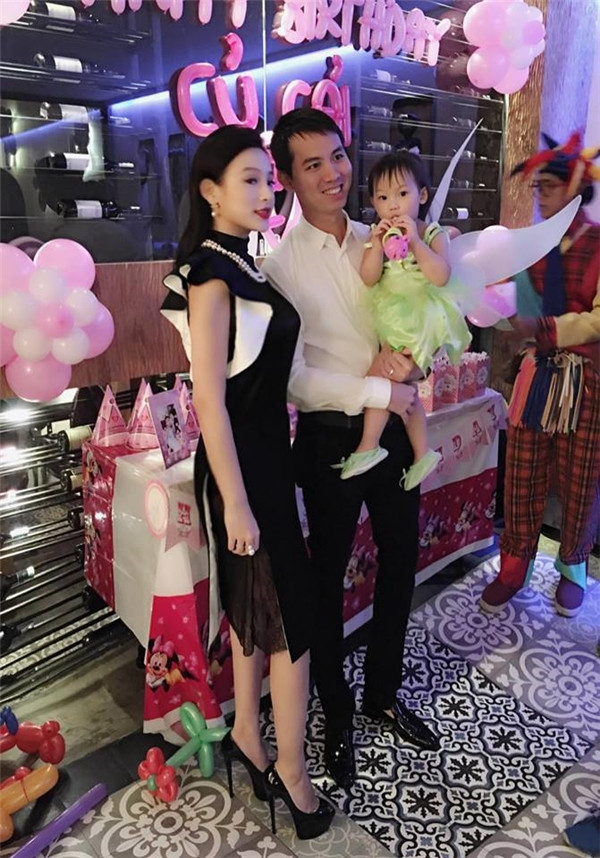 Chẳng hạn như dịp Valentine 2020, Quang Huy tặng vợ căn biệt thự hơn 80 tỷ đồng hay khi Huyền Baby than chán, chồng liền chuyển luôn 24 tỷ cho đi mua sắm cho khuây khỏa.