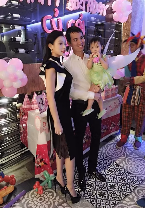 Chẳng hạn như dịp Valentine 2020, Quang Huy tặng vợ căn biệt thự hơn 80 tỷ đồng hay khi Huyền Baby than chán, chồng liền chuyển luôn 24 tỷ cho đi mua sắm cho khuây khỏa.
