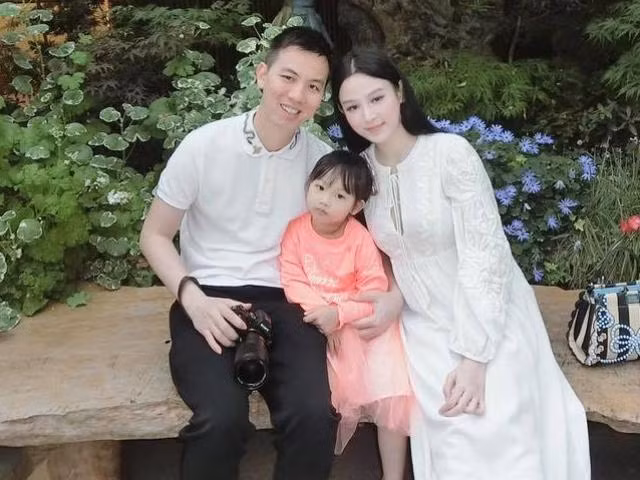 Sau 10 năm kết hôn với ông xã doanh nhân - Quang Huy, cựu hot girl Hà thành vẫn thường xuyên chia sẻ những khoảnh khắc ngọt ngào, được chồng chiều chuộng như bà hoàng.