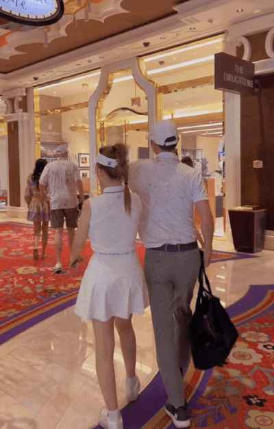 Như khoảnh khắc được Huyền Baby đăng tải lên MXH gần đây, Huyền baby và chồng vừa đi chơi golf về, ban đầu cặp đôi chỉ khoác tay nhau bình thường nhưng khi nghe vợ than "Anh ơi! Em lạnh".