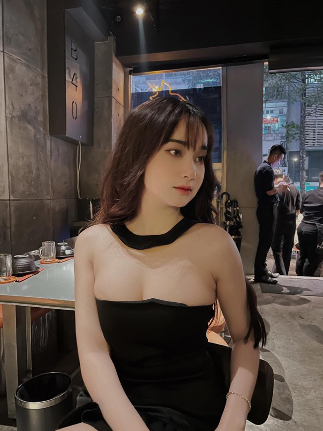 Khánh Vân là sinh viên ngành Marketing, trường Đại học Kinh tế TP.HCM. Cô vừa hoàn thành chương trình học và đang chờ tấm bằng cử nhân.