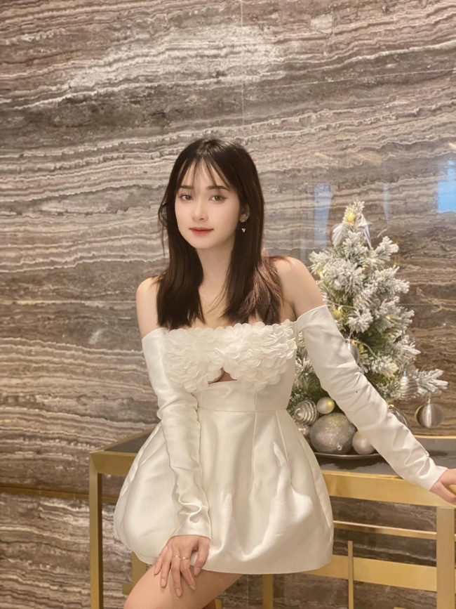 Khánh Vân chỉ cao 1m57 nhưng nhờ có body cân đối, cô nàng vẫn rất gợi cảm. Nét hấp dẫn của hot girl Sài thành còn đến từ làn da trắng như bông bưởi.