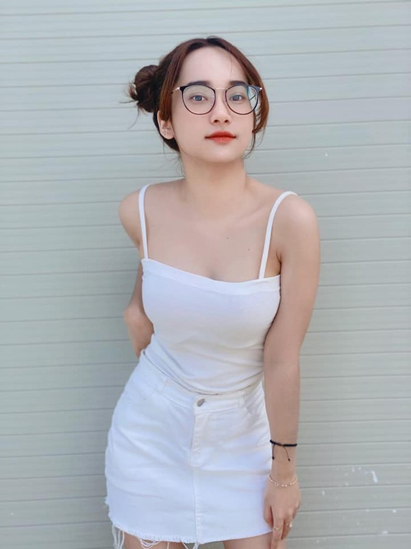 "Trong quá trình tìm hiểu sâu hơn về bản thân, mình đã xác định lại giá trị và nguyên tắc của mình. Mình cũng muốn làm mới bản thân với một phong cách khác, hình ảnh khác", Khánh Vân chia sẻ.