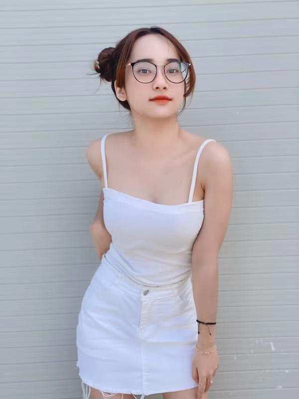 "Trong quá trình tìm hiểu sâu hơn về bản thân, mình đã xác định lại giá trị và nguyên tắc của mình. Mình cũng muốn làm mới bản thân với một phong cách khác, hình ảnh khác", Khánh Vân chia sẻ.