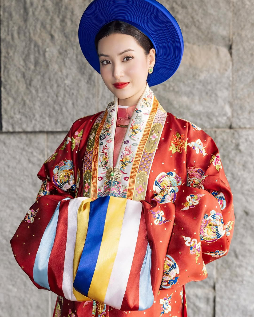 Mình quyết định đi xem concert là vì những bài hát mình vô tình được xem đã thực sự chạm đến mình, và mình thích cái cảm giác đó. Nên mình ngồi ngay ngắn vào khán đài lúc 4:30 chiều cũng chỉ là để đi theo sự thích thú đó". "hot girl IELTS" Nguyễn Lâm Thảo Tâm viết.