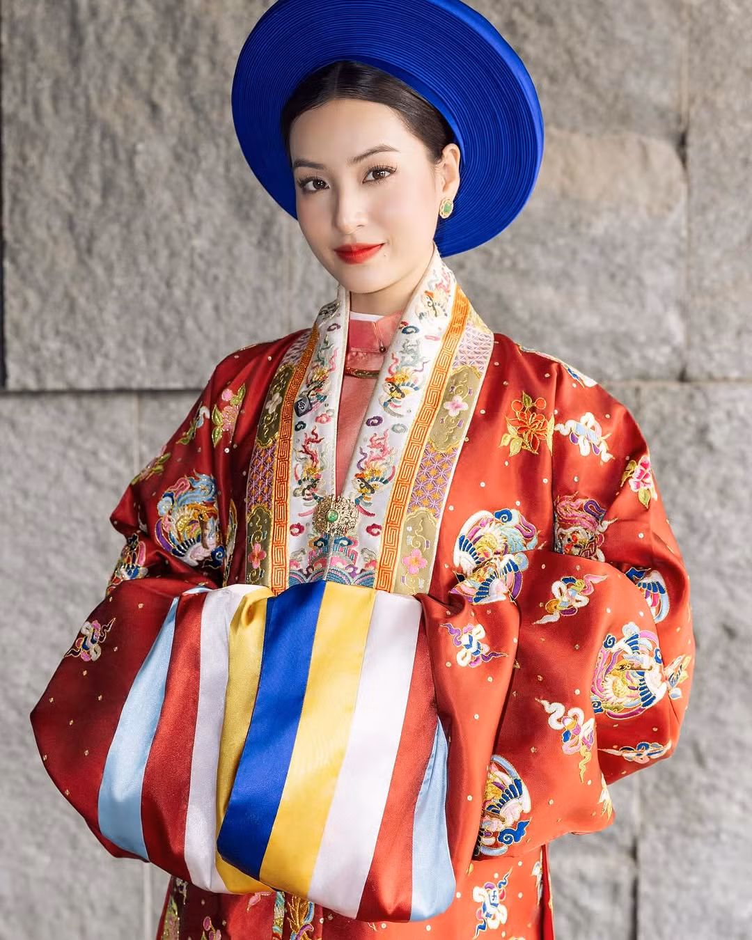 Mình quyết định đi xem concert là vì những bài hát mình vô tình được xem đã thực sự chạm đến mình, và mình thích cái cảm giác đó. Nên mình ngồi ngay ngắn vào khán đài lúc 4:30 chiều cũng chỉ là để đi theo sự thích thú đó". "hot girl IELTS" Nguyễn Lâm Thảo Tâm viết.