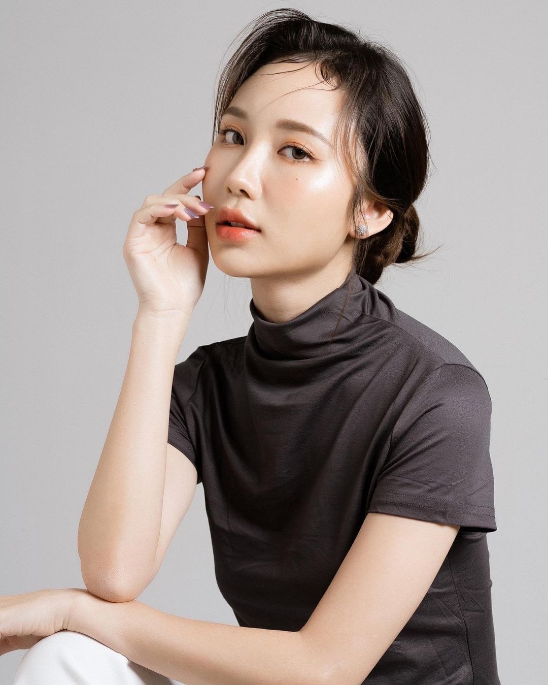 Sitapha Uttaburanont hiện cũng rất nổi bật trên mạng xã hội khi Instagram cá nhân của cô có rất nhiều hình ảnh du lịch khắp nơi trên thế giới, cực sang chảnh.