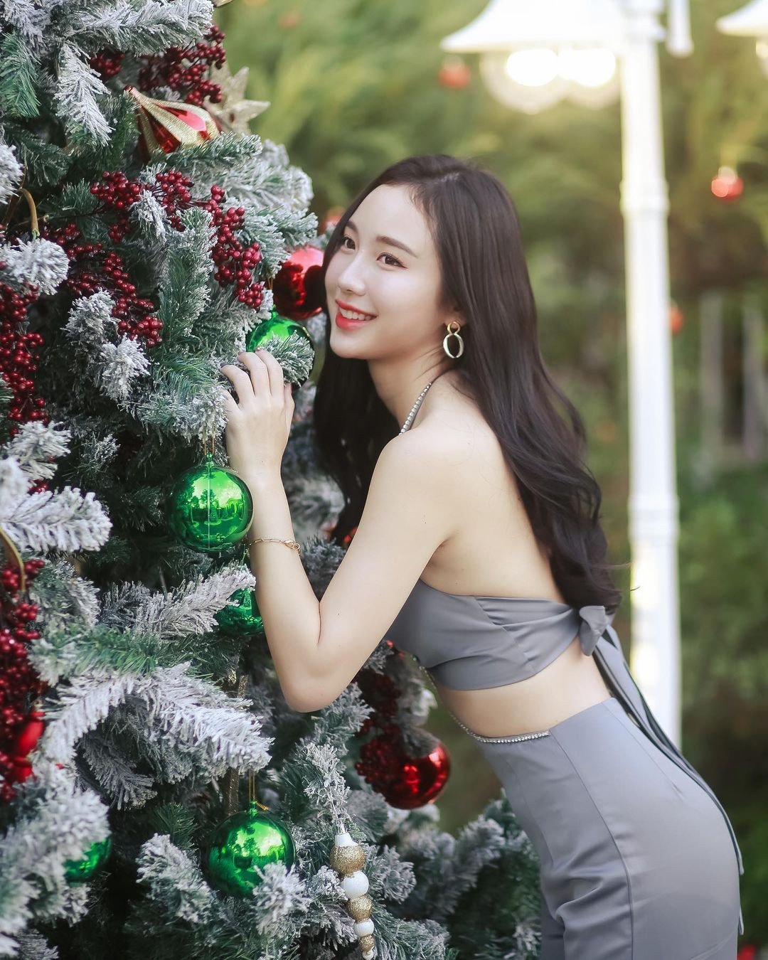 Trên trang cá nhân của Sitapha Uttaburanont, cô nàng đã chia sẻ những bức ảnh "theo chàng về dinh". Điều này khiến không ít cánh mày râu phải tiếc nuối khi một "đoá hoa" xinh đẹp, tài giỏi đã có chủ.