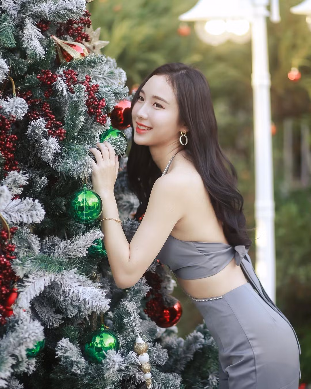 Trên trang cá nhân của Sitapha Uttaburanont, cô nàng đã chia sẻ những bức ảnh "theo chàng về dinh". Điều này khiến không ít cánh mày râu phải tiếc nuối khi một "đoá hoa" xinh đẹp, tài giỏi đã có chủ.