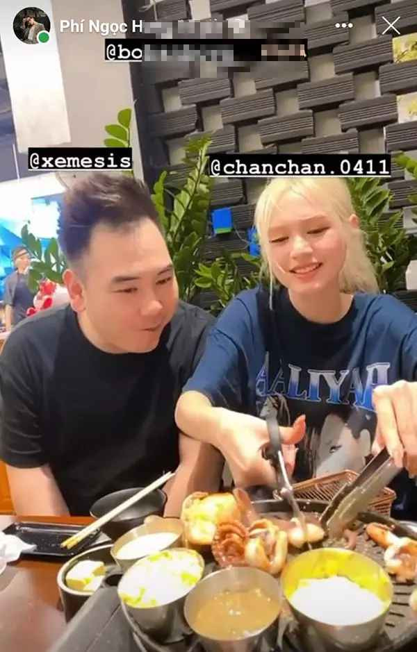 Mới đây trên story Facebook, Phí Ngọc Hưng đã tăng tải clip ngắn. Trong video, anh không xuất hiện mà nhân vật chính là cặp vợ chồng Xemesis và hot girl Xoài Non.