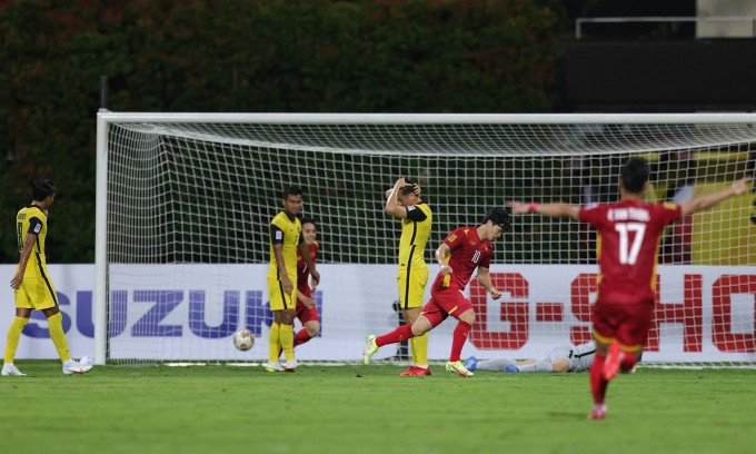 Cơn ác mộng của Malaysia chưa dừng lại khi 4 phút sau, Quang Hải lại ghi dấu giày ở bàn nhân đôi cách biệt của Công Phượng.