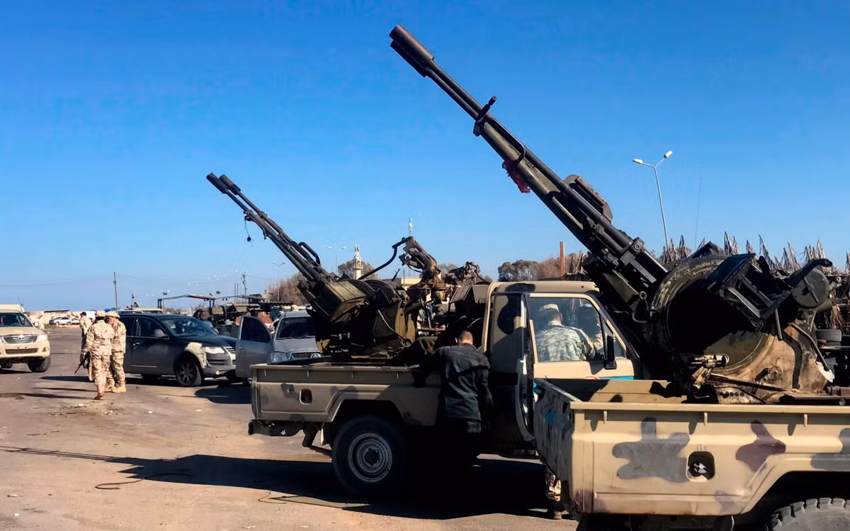 Faiz Saraj thông báo, ông sẵn sàng bàn giao quyền lực cho chính phủ mới và hội đồng tổng thống sẽ được thành lập vào cuối tháng 10. Thông điệp này đi ngược bối cảnh các cuộc đàm phán về một lệnh ngừng bắn ở Libya và về quá trình tái thiết sau chiến tranh.