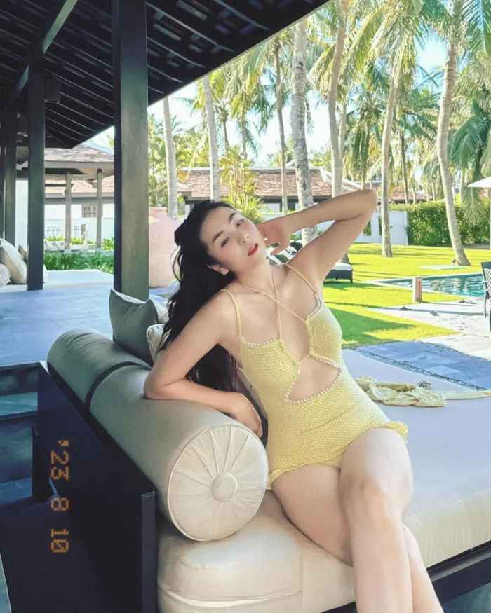 Trong chuyến nghỉ dưỡng tại Hội An mới nhất, người đẹp cũng chọn một bộ áo tắm một mảnh màu vàng có phần cut-out tôn ngực, khoe eo thon chân dài.