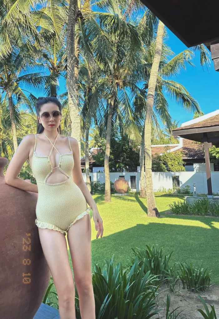 Với lợi thế chiều cao 1,72m cùng số đo vòng eo 58cm, Mai Ngọc luôn biết cách làm mình nổi bật mỗi khi ra biển.