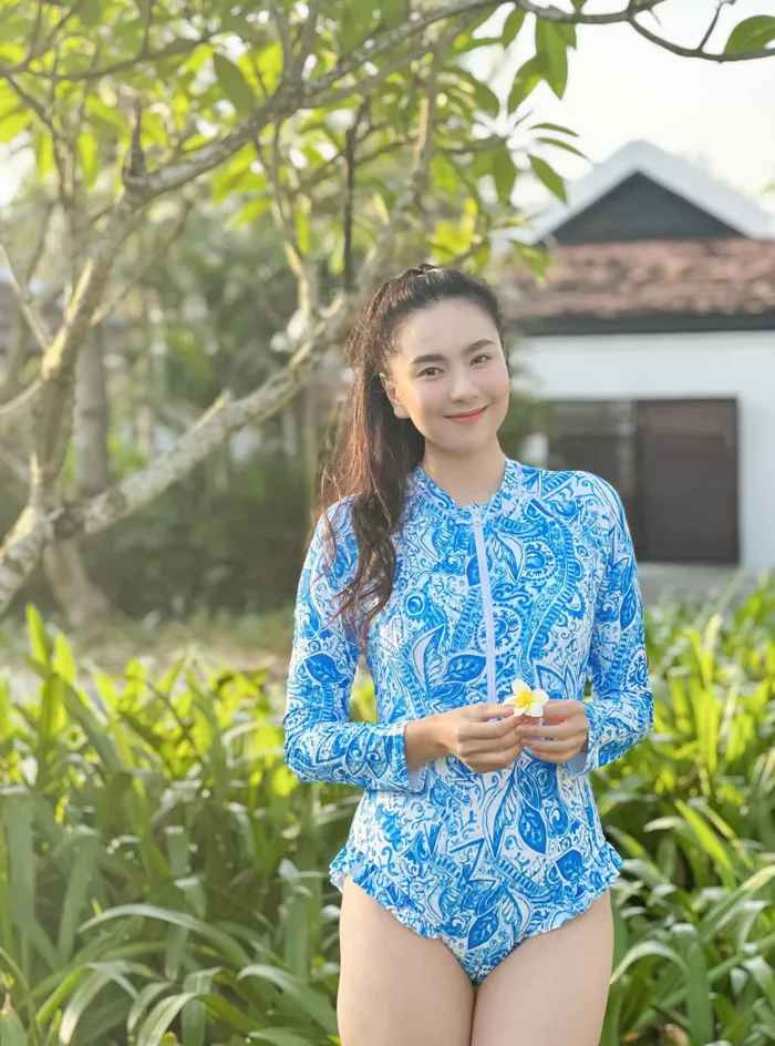 Những bộ đồ bơi kín đáo hơn cũng không khiến nữ BTV nhà đài kém xinh đẹp, thu hút.