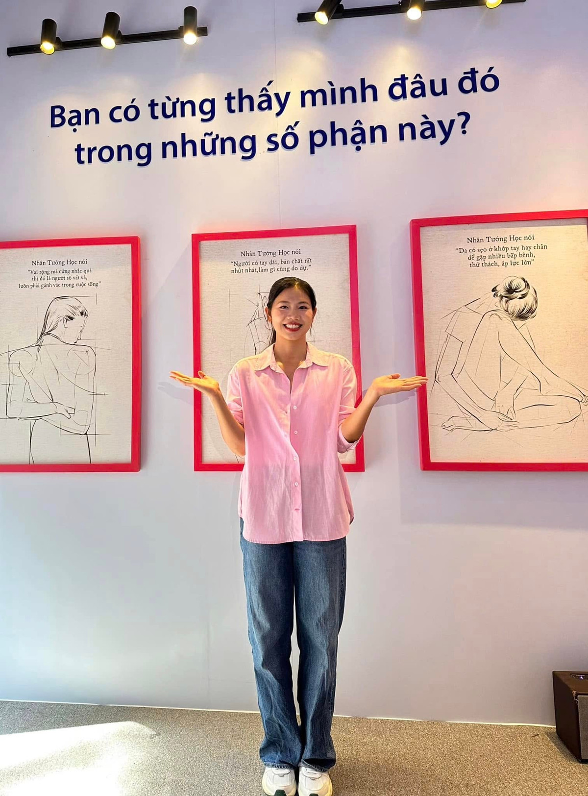 Nụ cười tươi, dáng đứng thẳng và ánh mắt tự tin cho thấy cô nàng có biệt danh "tiểu tiên cá" đang rất hài lòng với cuộc sống hiện tại.