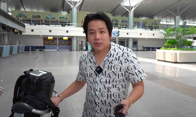 Trước đó, Khoa Pug thường xuyên ra clip chia sẻ về hành trình kéo dài chân tại Mỹ. Mỗi lần cao thêm 1cm là anh chàng lại chi tiền ăn mừng toàn những món đắt đỏ, thượng hạng hay sắm đồ hiệu.