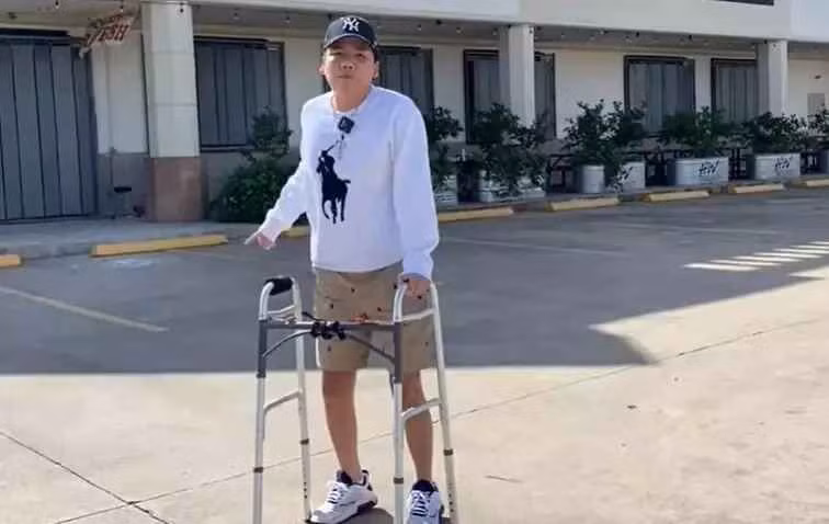 Việc Khoa Pug bất ngờ "mất tích" trên mọi mặt trận khiến người hâm mộ không khỏi hoang mang, lo lắng cho chàng Youtuber.