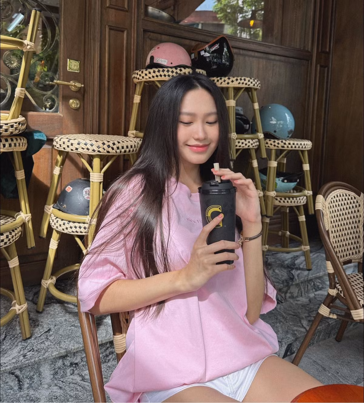 Gắn bó ba năm, Văn Hậu đã cầu hôn Hải My trong một bữa tối lãng mạn, đầy bất ngờ. Cả hai sau đó đã đi đăng kí kết hôn.