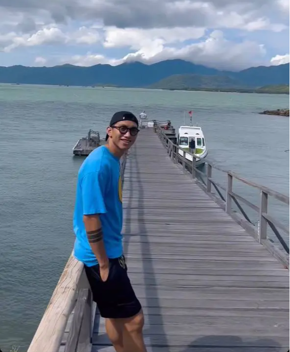 Tranh thủ thời gian không tập trung cùng đội tuyển Việt Nam dịp FIFA Days tháng 9, Đoàn Văn Hậu đang có kì nghỉ với cô bạn gái xinh đẹp tại Nha Trang.