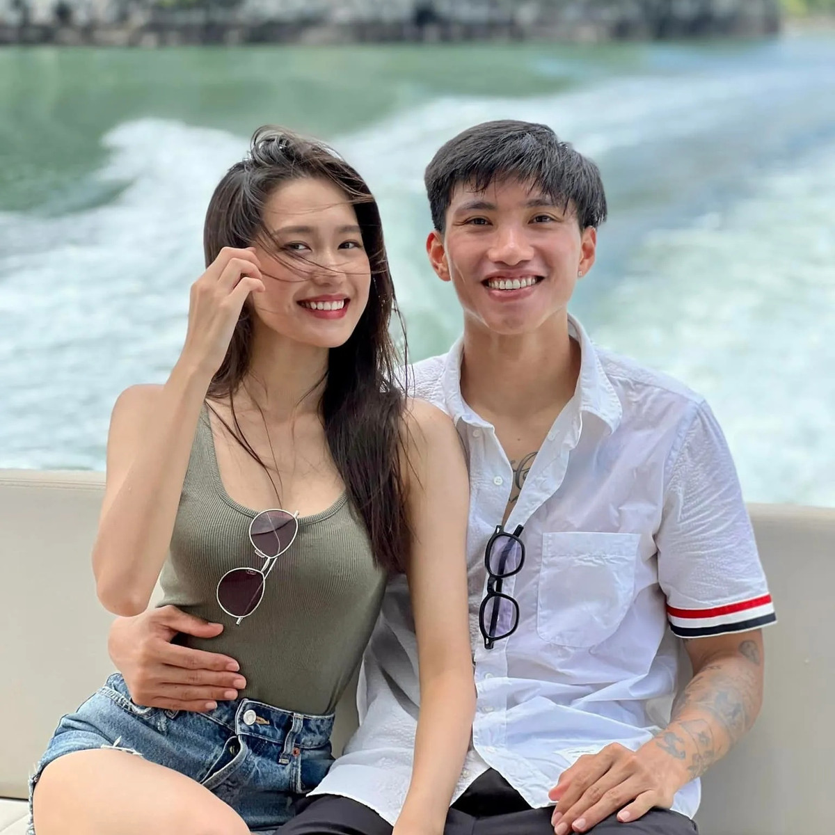 Ở chiều ngược lại, Văn Hậu cũng được nhiều fan nhận xét rất cưng chiều bạn gái, ga-lăng vào những dịp quan trọng.