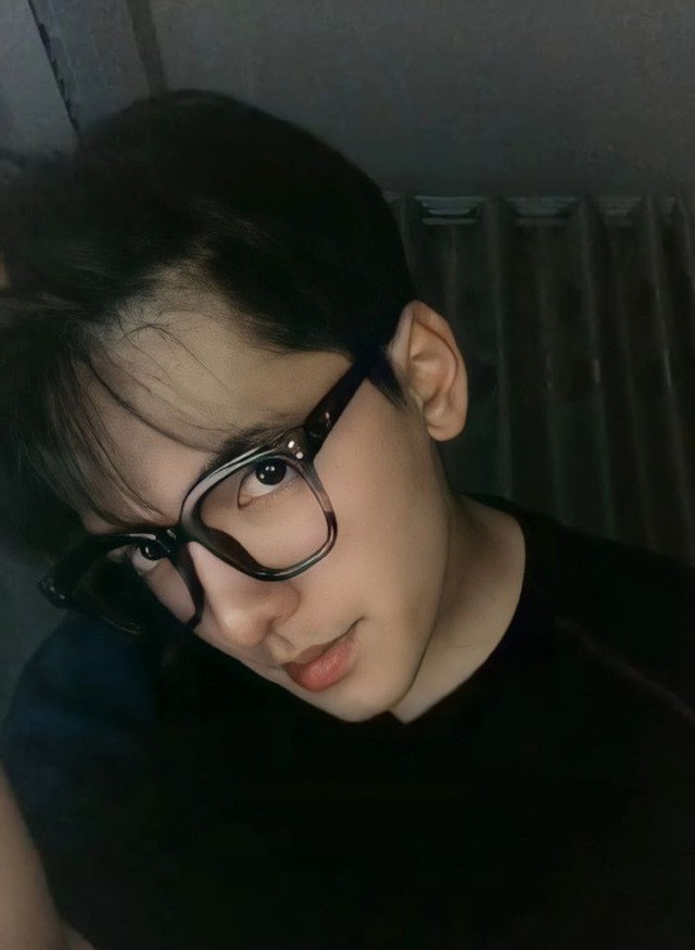 Những ngày đầu xa nhà không dễ, Khắc Minh cho biết dù là quê thứ hai nhưng bên cạnh không có lấy một người thân. Anh chàng tự mình trang trải cuộc sống ở một thành phố có mức sống được xếp hạng cao như Trùng Khánh.