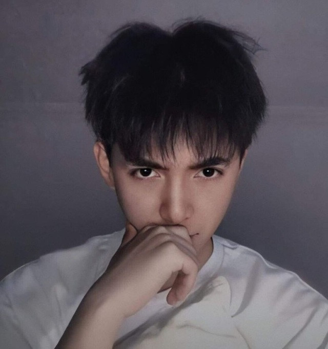 Sau gần 3 năm rời xa Hà Nội, dường như cựu nam sinh trường Ams có tên Chu Khắc Minh vẫn chưa hề hết hot trên các diễn đàn, đặc biệt với các thành viên Amser (hội học sinh trường Hà Nội Amsterdam).