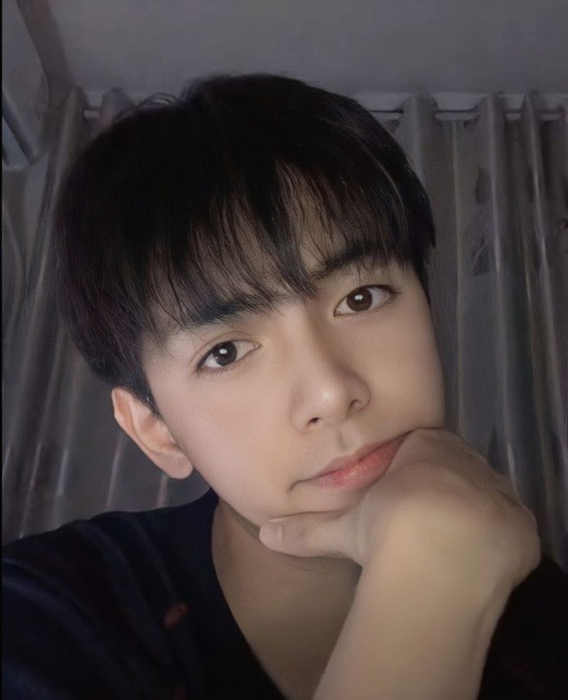 Không dừng lại ở nhan sắc, Khắc Minh còn thể hiện mình có tư duy thông minh, có trí tuệ mẫn tiệp lại càng tô điểm cho những nét đẹp mà chàng cựu nam sinh trường Hà Nội Amsterdam khiến hội chị em phải đổ ầm ầm.