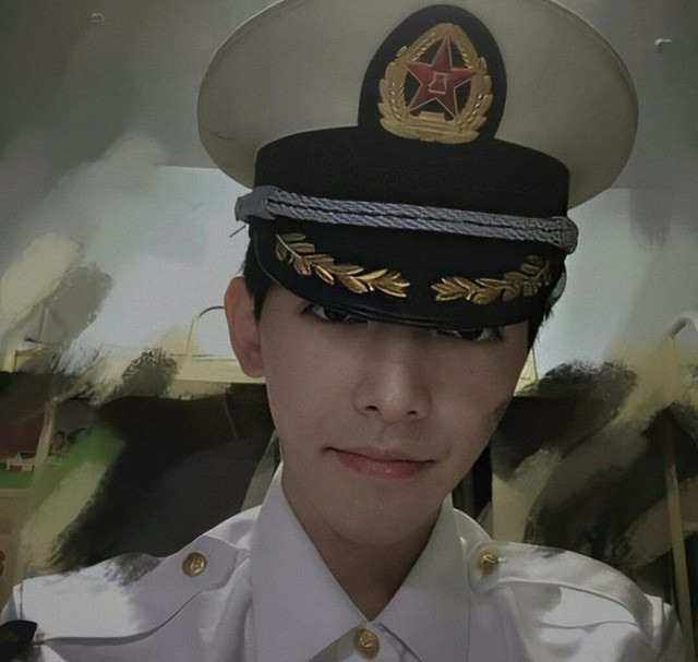 Trùng Khánh tuy nói là thành phố nhưng nó không khác gì một đất nước thu nhỏ và thuộc hàng phát triển nhất nhì tại Trung Quốc. Có lẽ vì thế bố thấy đây là môi trường thích hợp để mình phát triển tương lai và cũng là thử thách xem mình sẽ tự lập như thế nào khi không có bố mẹ", Khắc Minh chia sẻ thêm.