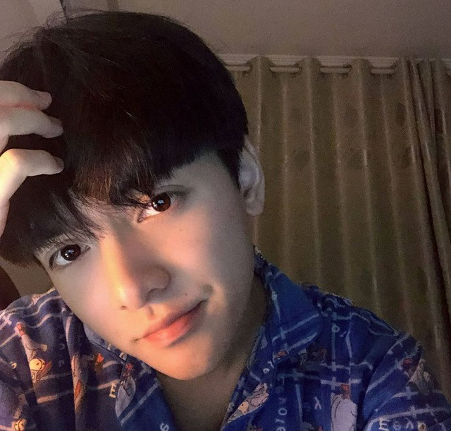 Sinh ra trong một gia đình có bố là người Trung, mẹ là người Việt, Khắc Minh may mắn thừa hưởng những nét đẹp nổi trội từ hai dòng máu. Vậy nên gương mặt của cựu học sinh trường Hà Nội Amsterdam là điểm nhấn thu hút nhiều sự chú ý.