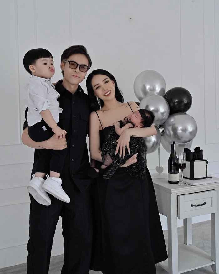 Mới đây cư dân mạng đã được một phen trầm trồ bởi vóc dáng nóng bỏng và diện mạo xinh đẹp của Joyce Phạm. Cô nàng còn khéo léo tiết lộ bí quyết để duy trì ngoại hình ưa nhìn: "Self confidence is the best outfit" (tạm dịch là sự tự tin là trang phục tốt nhất).