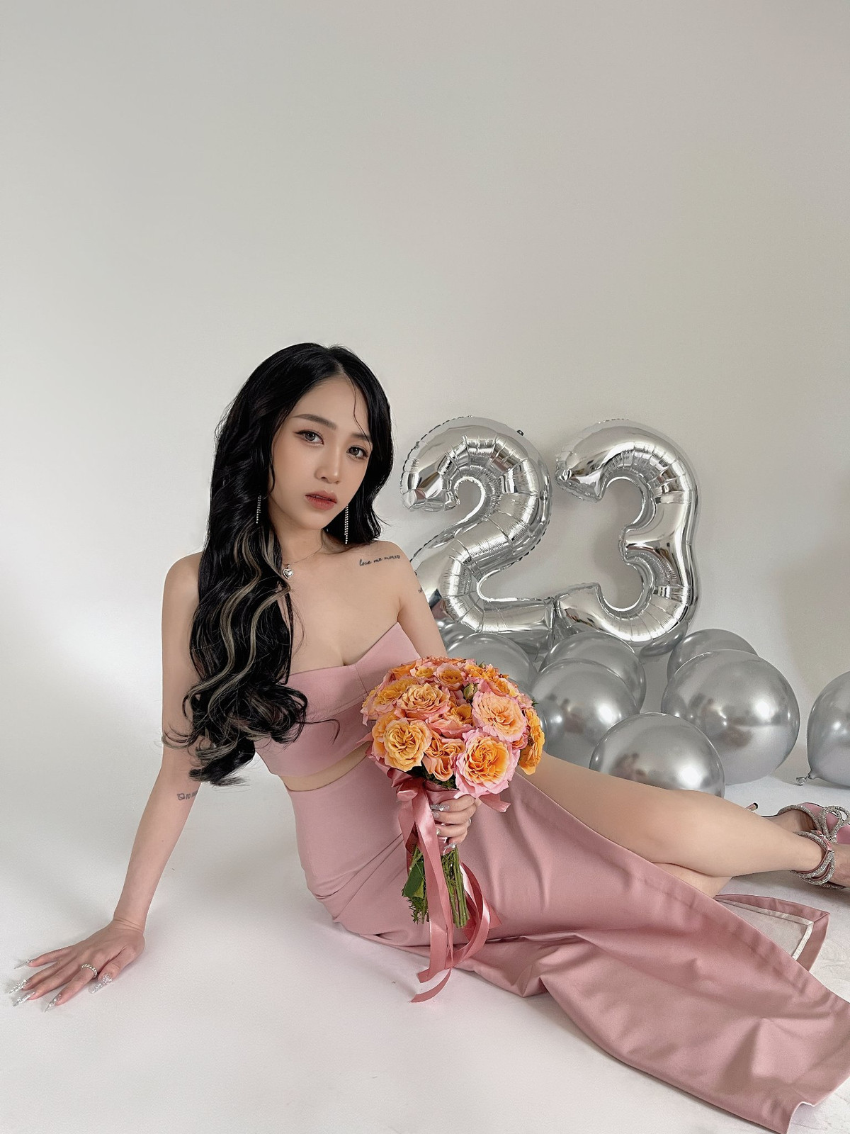 Quay trở lại với nhan sắc của Joyce Phạm, dù không sở hữu lợi thế về chiều cao nhưng nhờ tỷ lệ cân đối nên con gái Minh Nhựa nhận được rất nhiều lời khen.