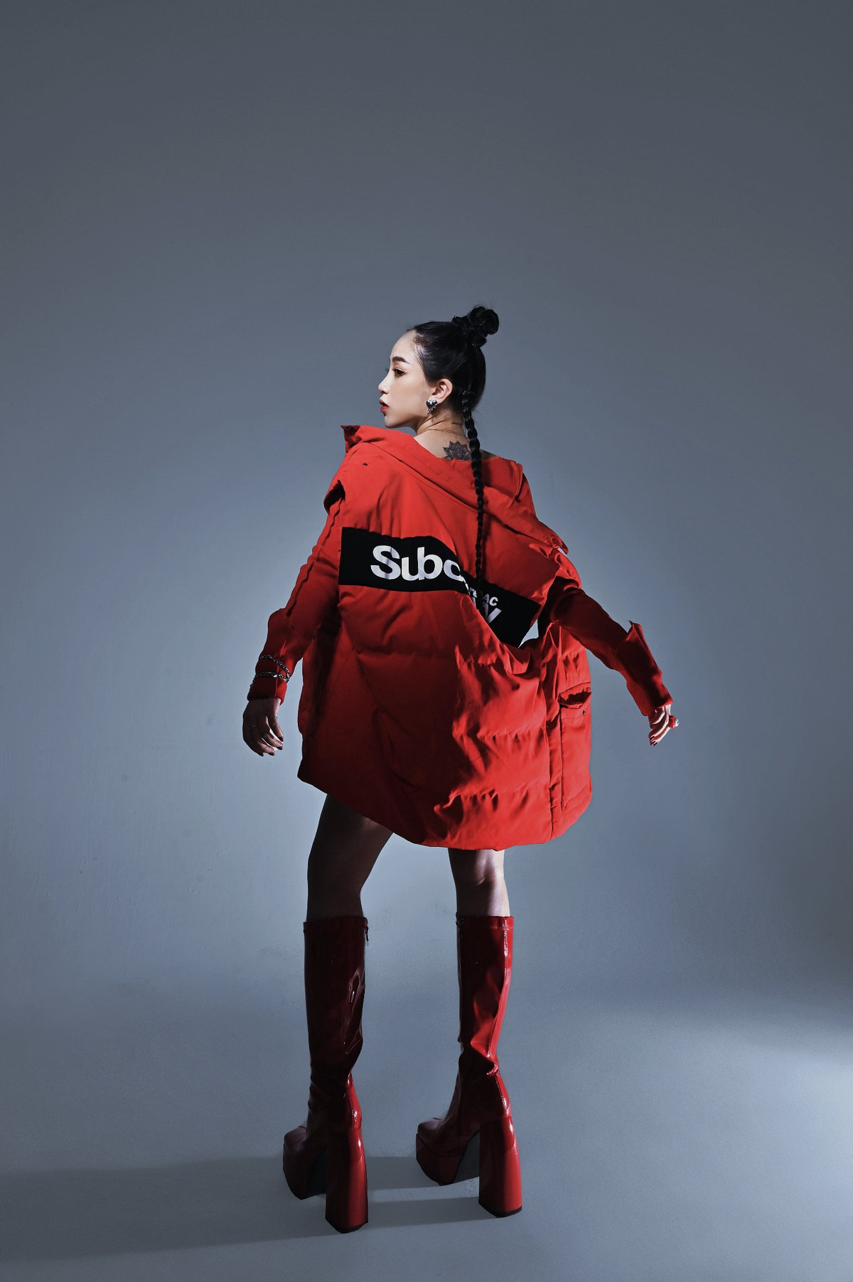 Điều đáng nói là dù mới sinh con chưa được bao lâu nhưng Joyce Phạm đã sớm lấy lại phong độ nhan sắc với body vừa thon gọn, vừa nảy nở không kém gì thời son rỗi.