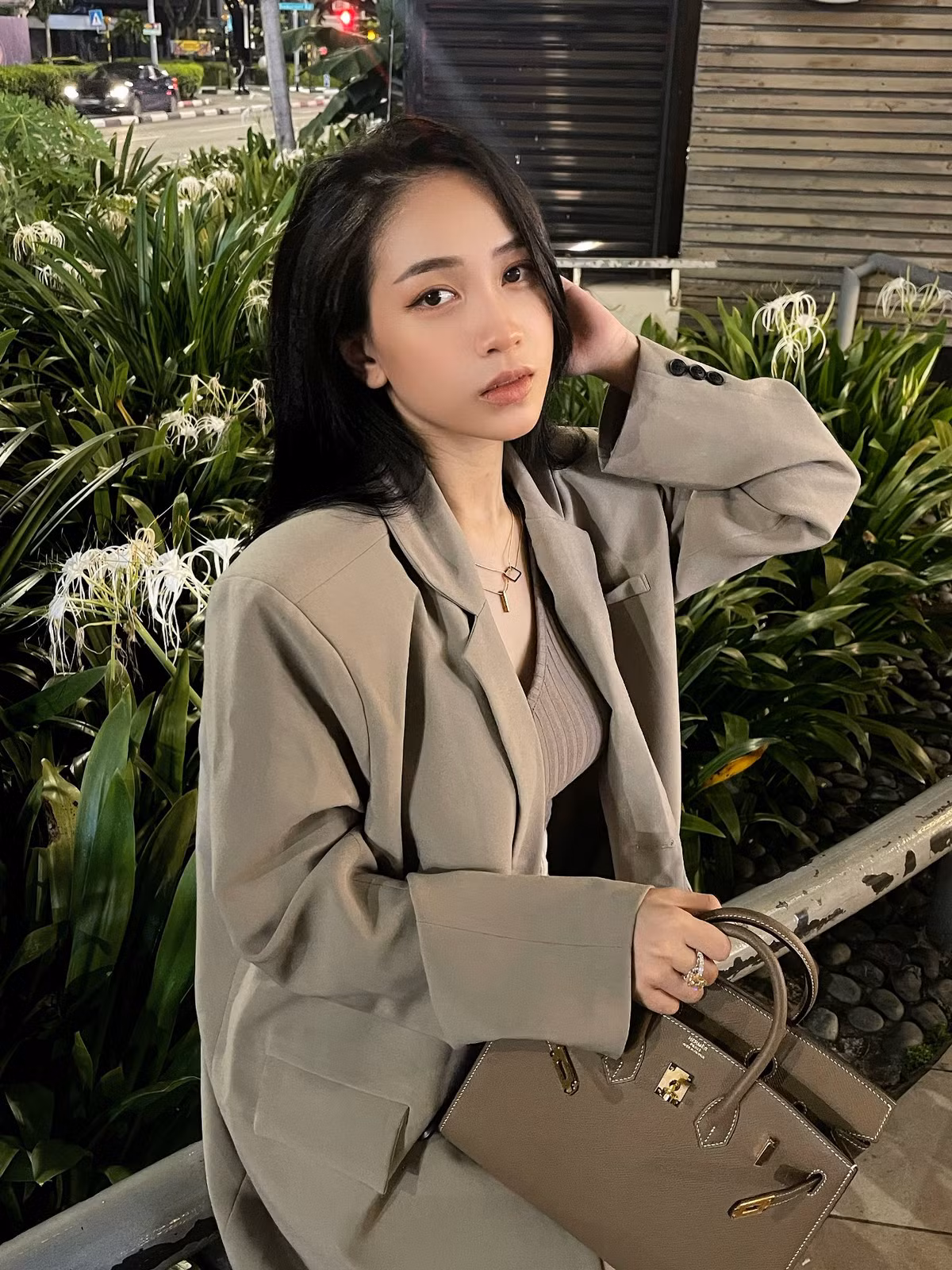 Ngoài nhan sắc kiều diễm, nhiều người nhận xét ở mọi khoảnh khắc gái xinh 9x đăng tải trên mạng xã hội đều toát lên nguồn năng lượng tích cực và cá tính mạnh mẽ.