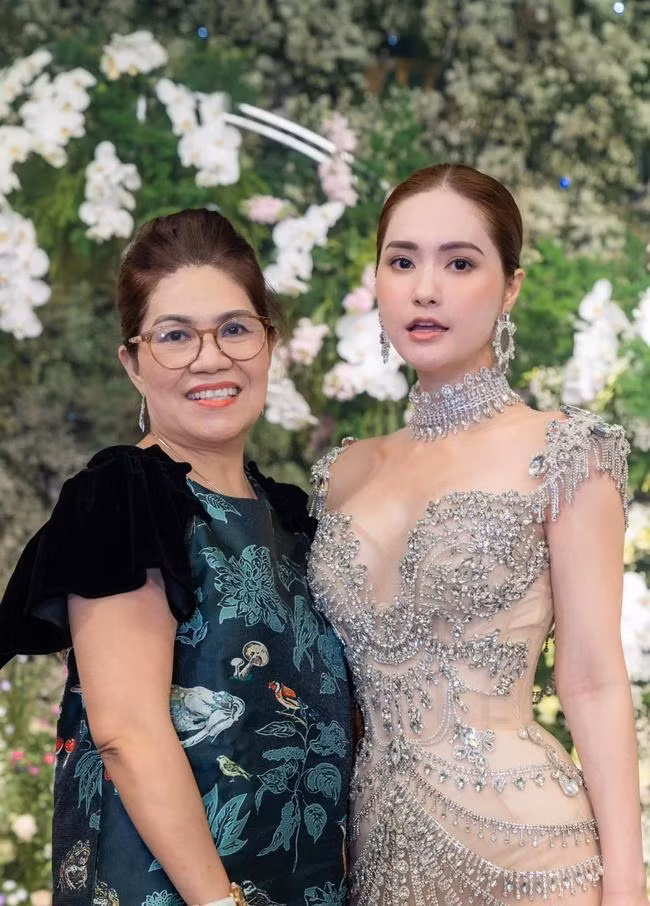 Trong dòng clip của mình, Đoàn Di Băng nói ký ức trong tuổi thơ của cô gần như không có ba mà chỉ có mẹ. Vì ba cô quá thương cô nên nữ đại gai này mới không có ký ức về ba.