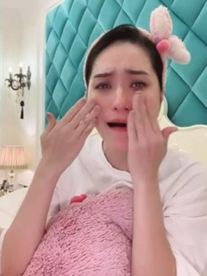 Đoàn Di Băng vừa khóc vừa kể về tuổi thơ cơ cực, thường xuyên bị mẹ đánh, thậm chí vì nhà quá nghèo mà phải mang cô cho người ta nuôi.